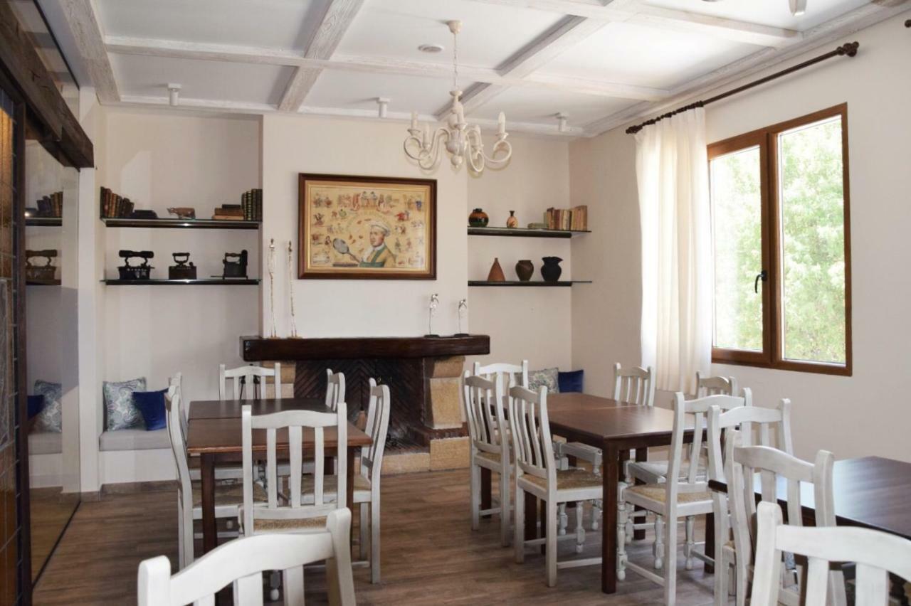 Hostal Restaurante San Isidro Quintanar de la Orden Eksteriør billede